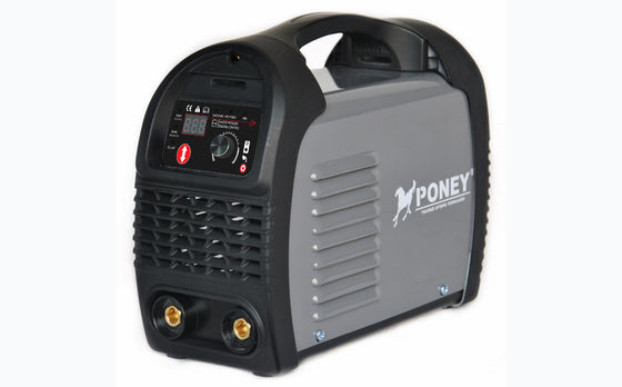 le C.C tenu dans la main de With de soudeuse d'ARC de 220V 5-200A CIRCULENT EN VOITURE la soudure en aluminium